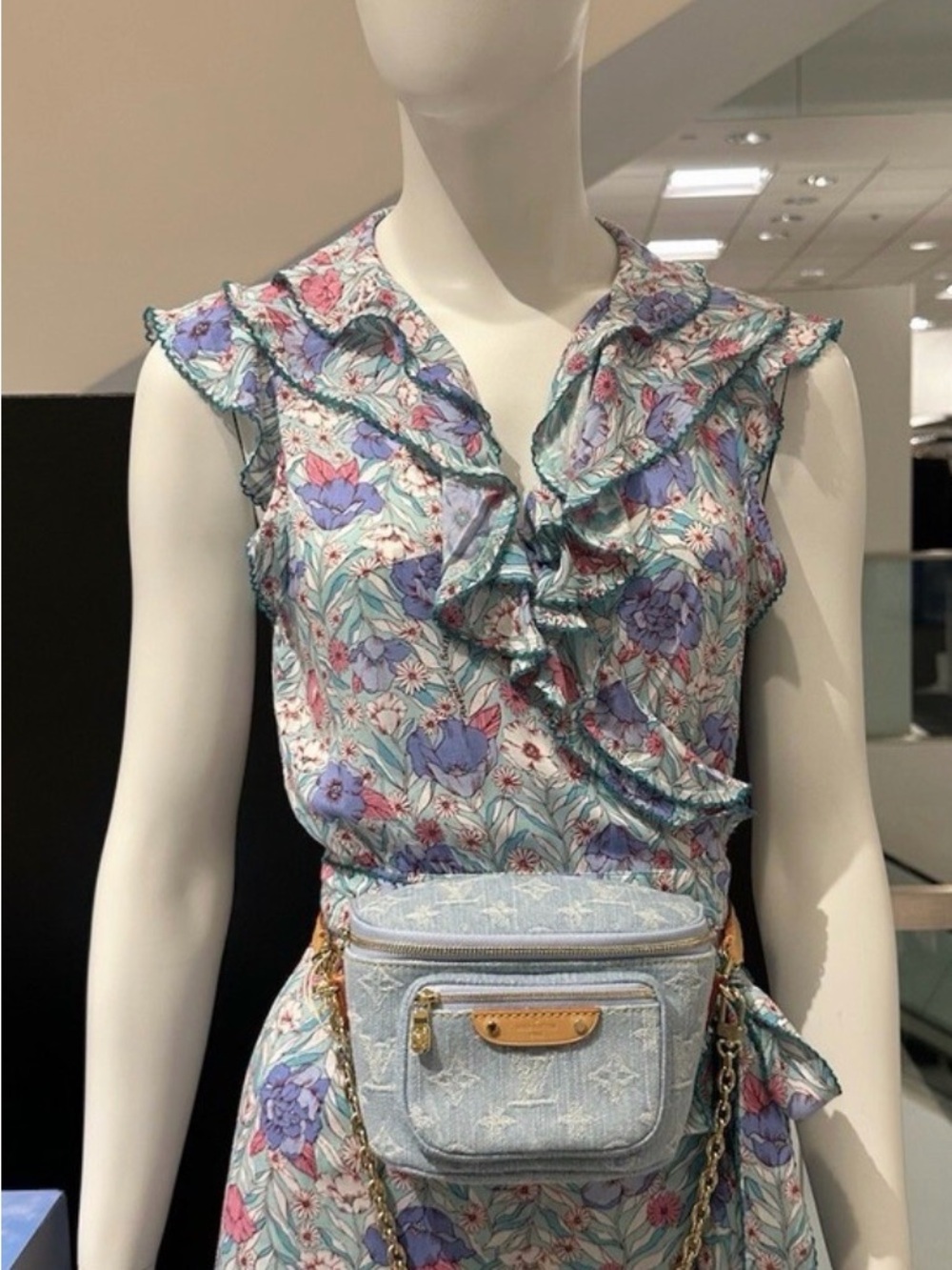 Louis Vuitton Denim mini bumbag - Picture 15 of 16